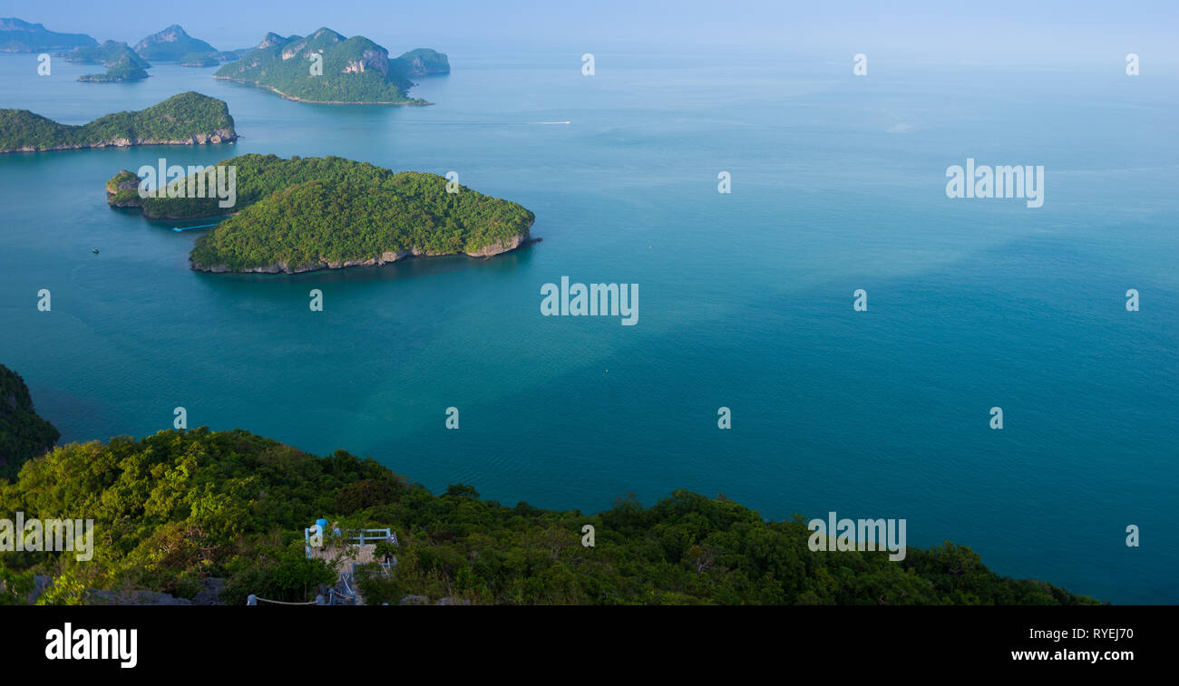 Vue aérienne de Ko Wua Talap et d'autres petites îles de Ang Thong national marine park, Thaïlande Banque D'Images