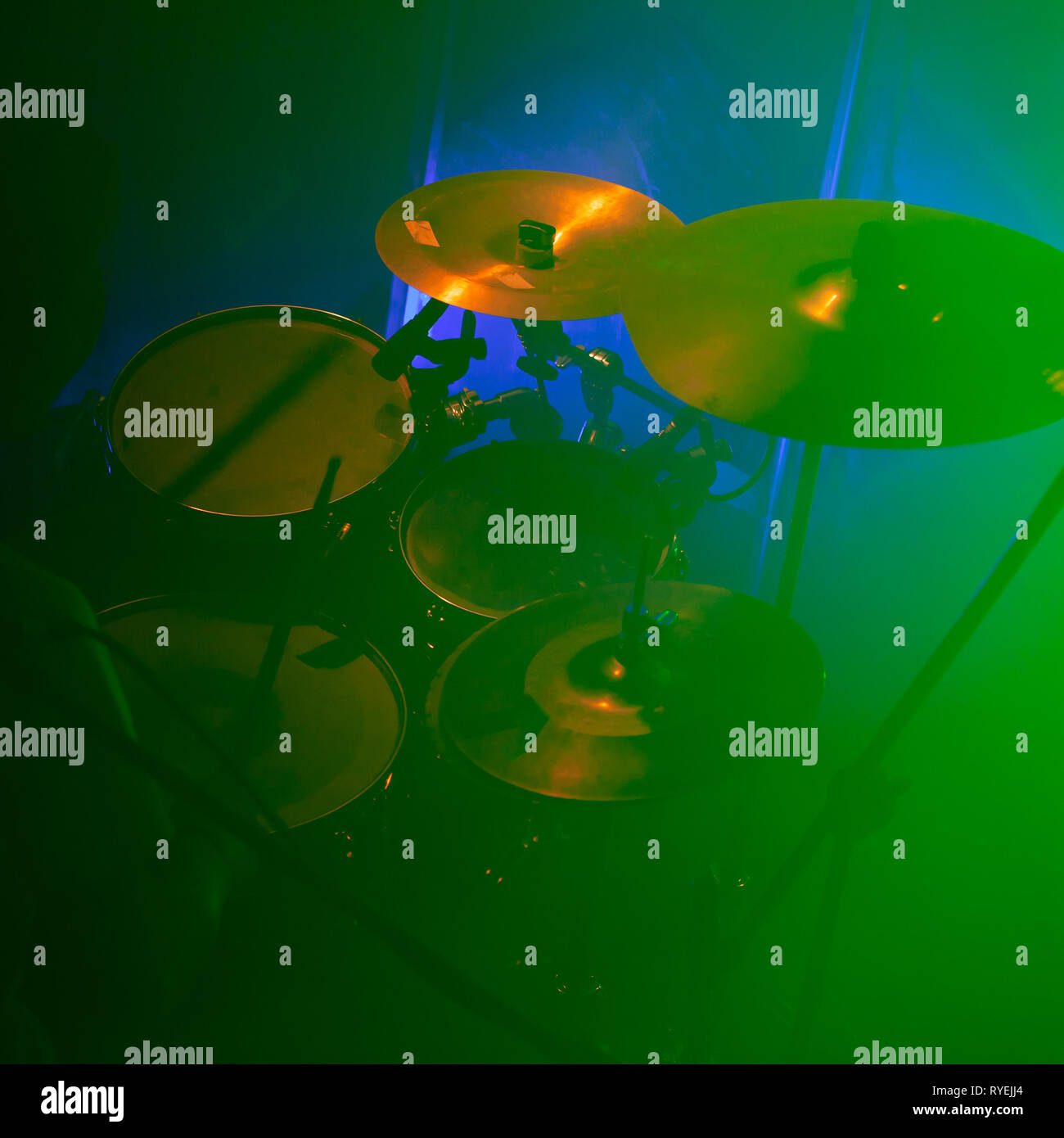 Musique live rock, arrière-plan photo d'un ensemble de batterie avec cymbales au stade vert lumière. Photo gros plan, soft focus sélectif Banque D'Images