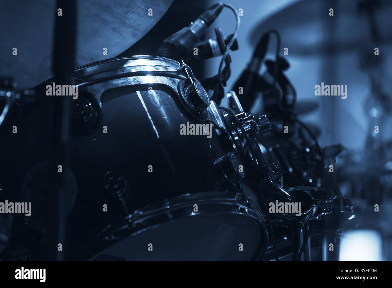 Live music photo avec un ensemble de batterie. Effet filtre tonal bleu Banque D'Images