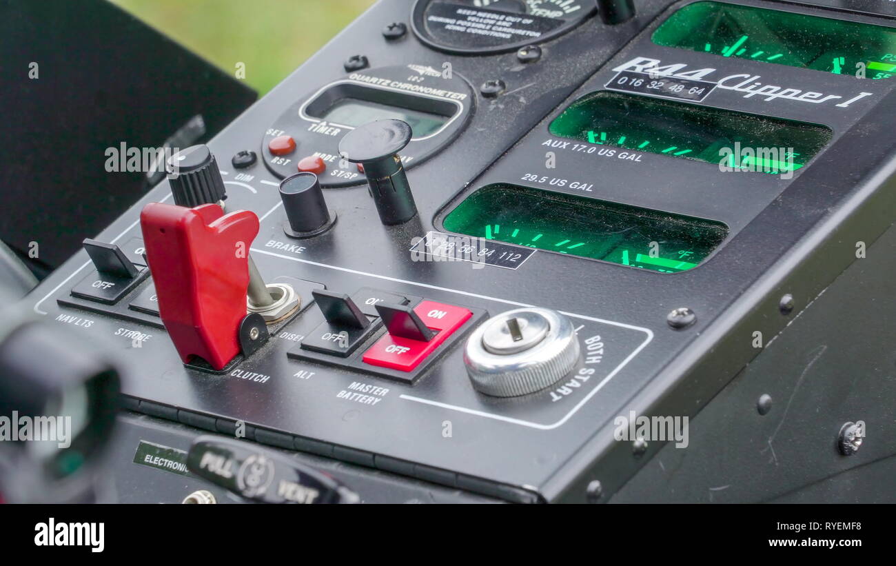 Les boutons et les pièces de la planche de bord d'un avion militaire avion où le pilote est assis Banque D'Images
