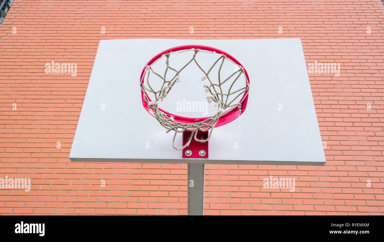 La rupture de l'anneau de basket-ball net avec le panneau blanc dans la cour Banque D'Images