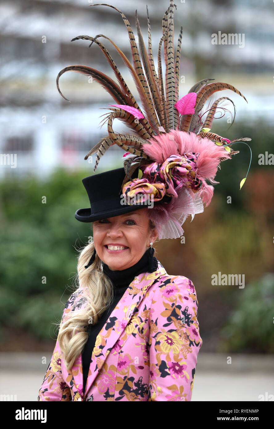 Gill Carpenter arrive devant Mesdames Jour du Festival de Cheltenham 2019 à l'Hippodrome de Cheltenham. Banque D'Images