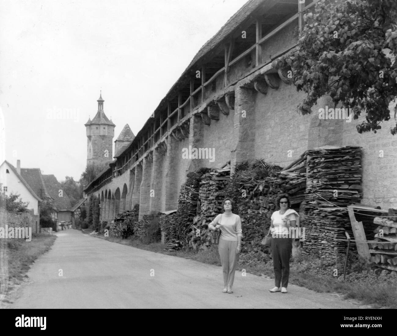 Géographie / voyage, Allemagne, Rothenburg ob der Tauber, les murailles de la ville, mur-à pied à l'Klingenschuett Klingenturm, vue de l', 1950 Additional-Rights Clearance-Info-Not-Available- Banque D'Images