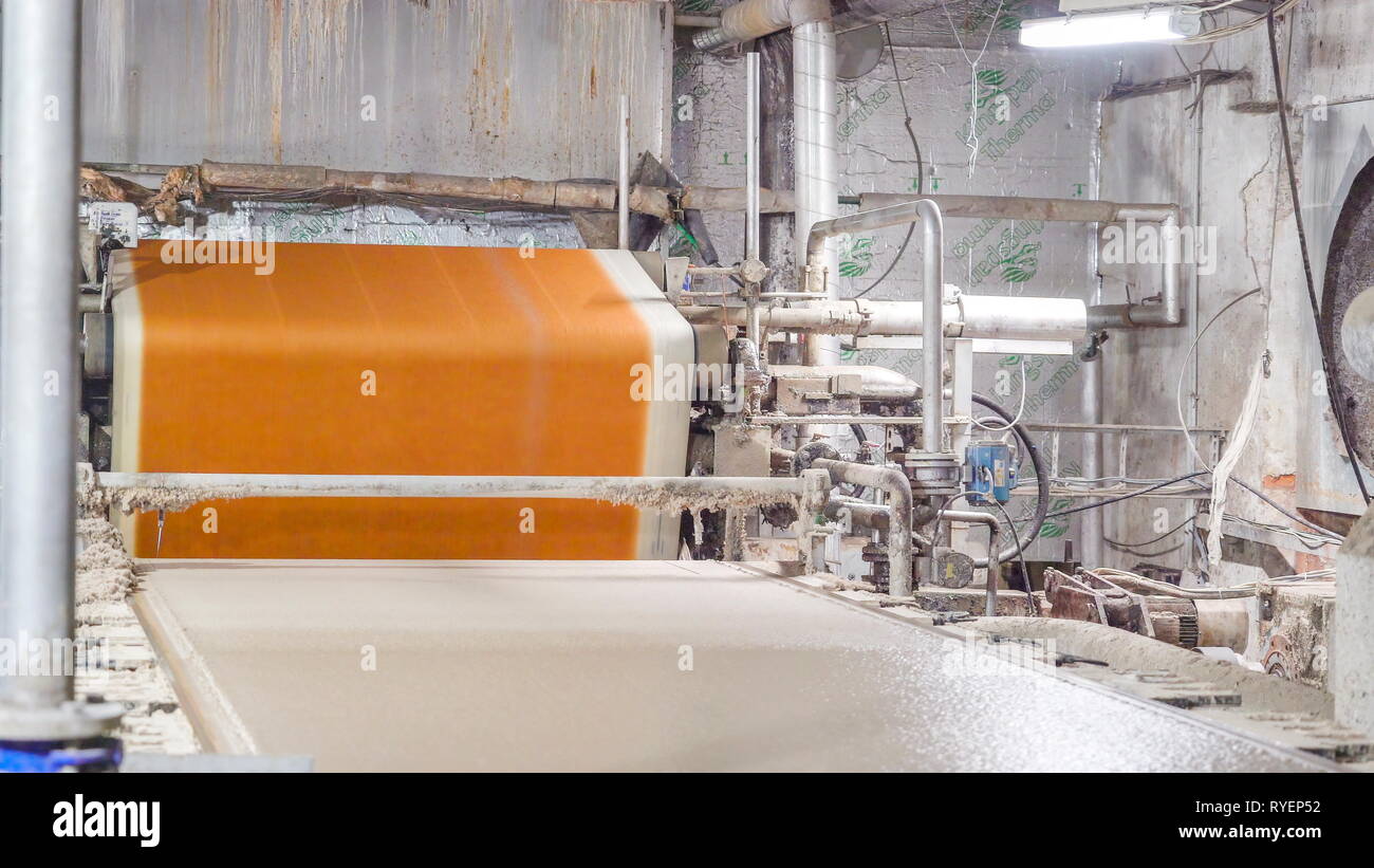 Un procédé de fabrication de mélanges liquides dans les usines de papier de l'Estonie à la pipe Zawj Moussa tubes sur le côté de la machine Banque D'Images