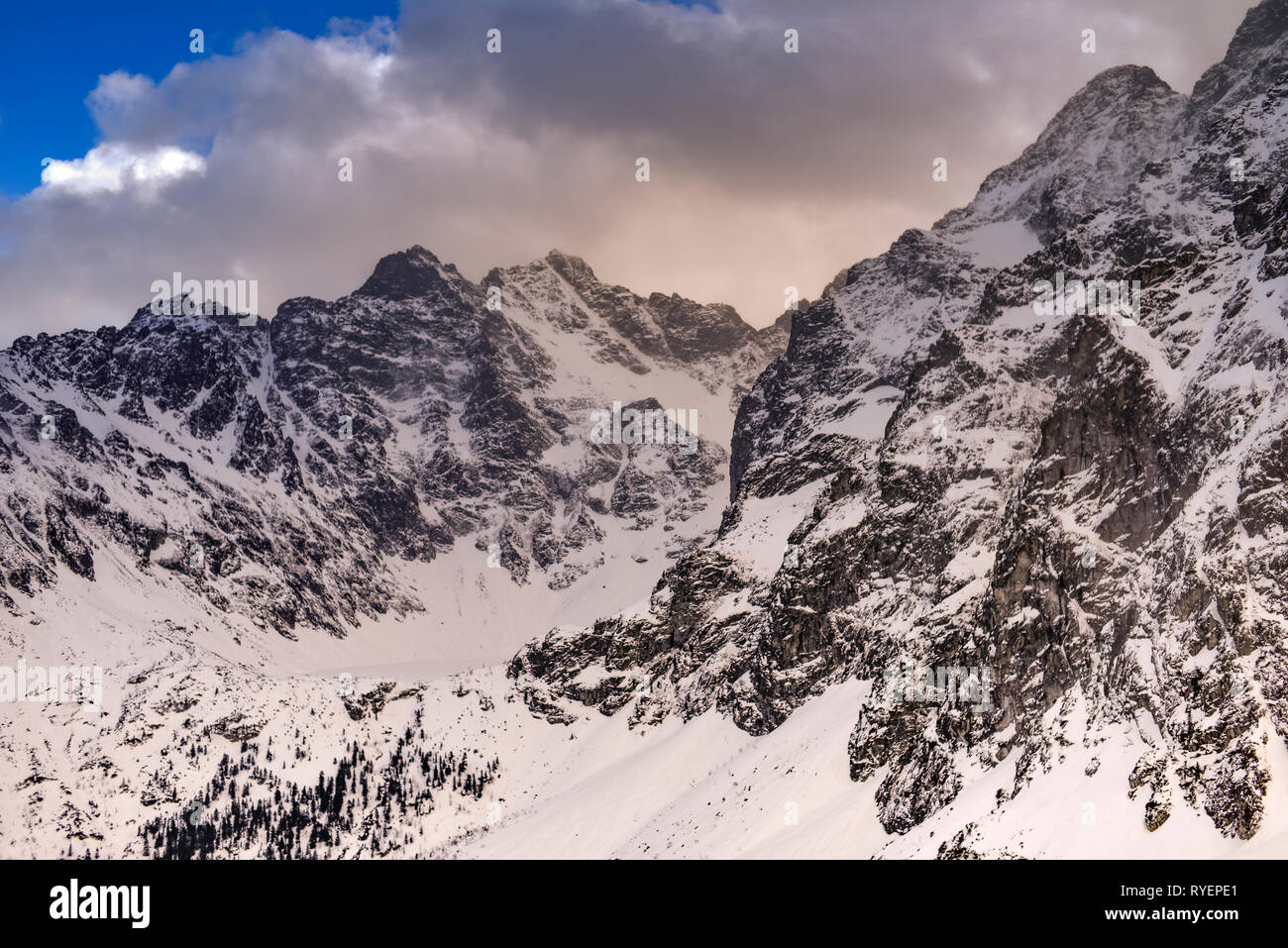 Montagnes paysage d'hiver. Tatras en Pologne retro vintage tones. Banque D'Images
