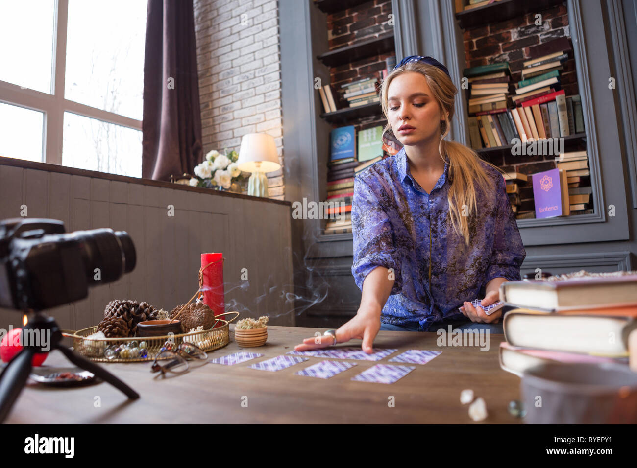 Jeune femme intelligente ayant une bonne aventure session Banque D'Images