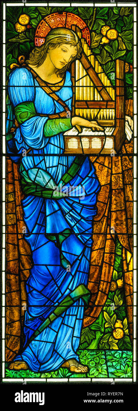 Saint Cecilia, vitraux c. 1900 par Sir Edward Burne-Jones et William Morris. Fabriqué par Morris & Co., Arts and Crafts Movement Banque D'Images