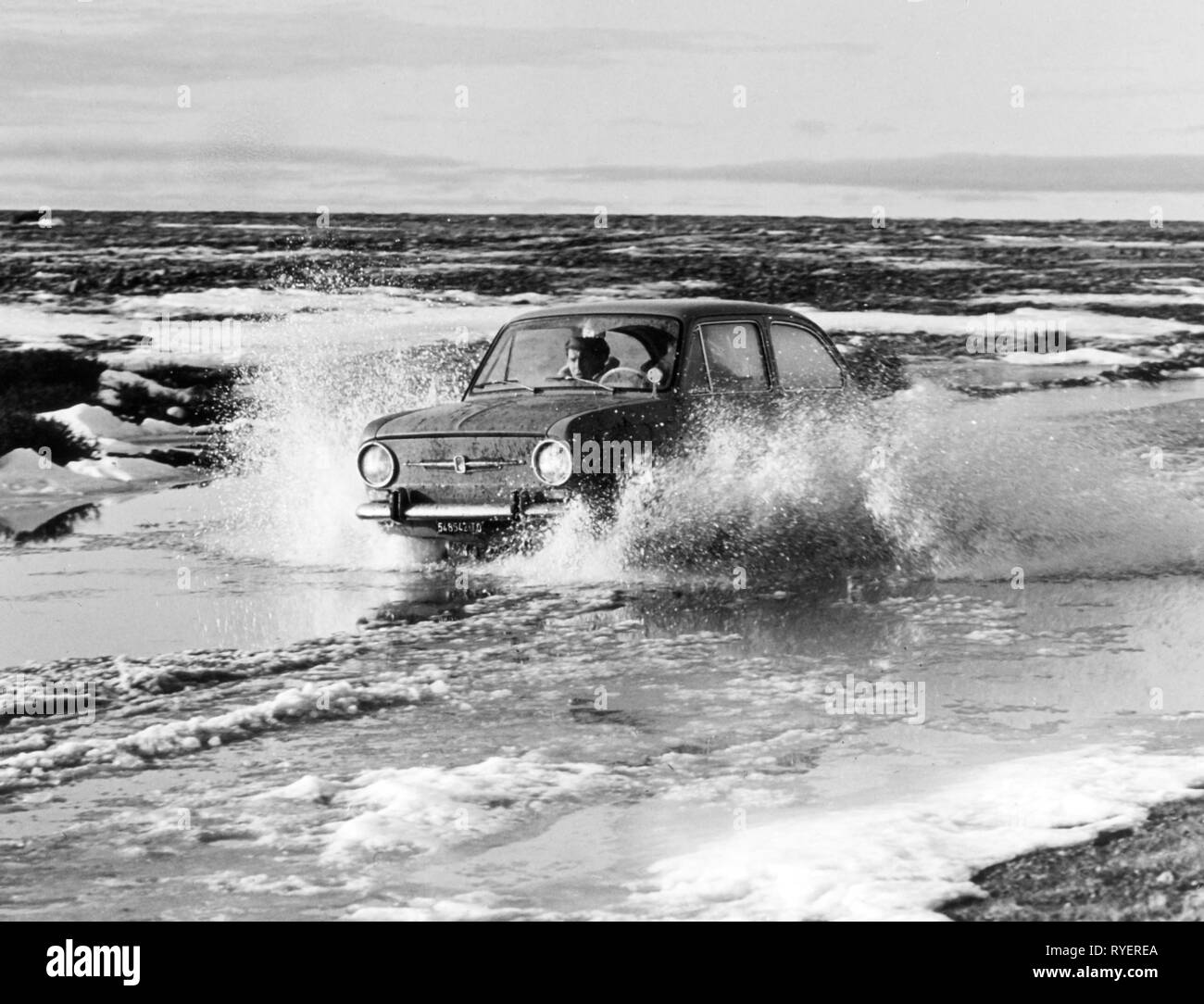 Transport / Transports, location de véhicules, véhicules, Fiat 850, en passant par le surf, 1964, mer, mer, côte, côte, côtes, rives, l'eau, éclaboussures, projections, éclaboussures, éclaboussement, gerbe, la pulvérisation, la conduite, l'Italie, petite voiture, véhicule, véhicules, voiture, auto, automobile, voiture, voitures, autos, automobiles, voitures, voiture, voiture de tourisme, années 60, 60s, 20e siècle, les gens, des transports, Transports, location de véhicules, voitures, historique, historique, Additional-Rights Clearance-Info-Not-Available- Banque D'Images