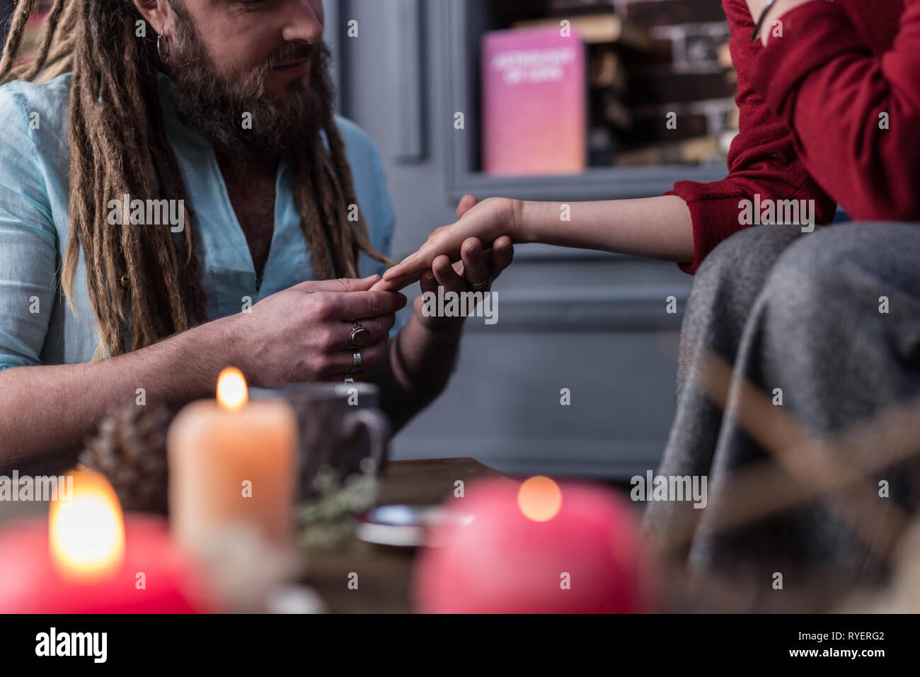 Gros plan d'une main d'hommes dans palm femelle Banque D'Images