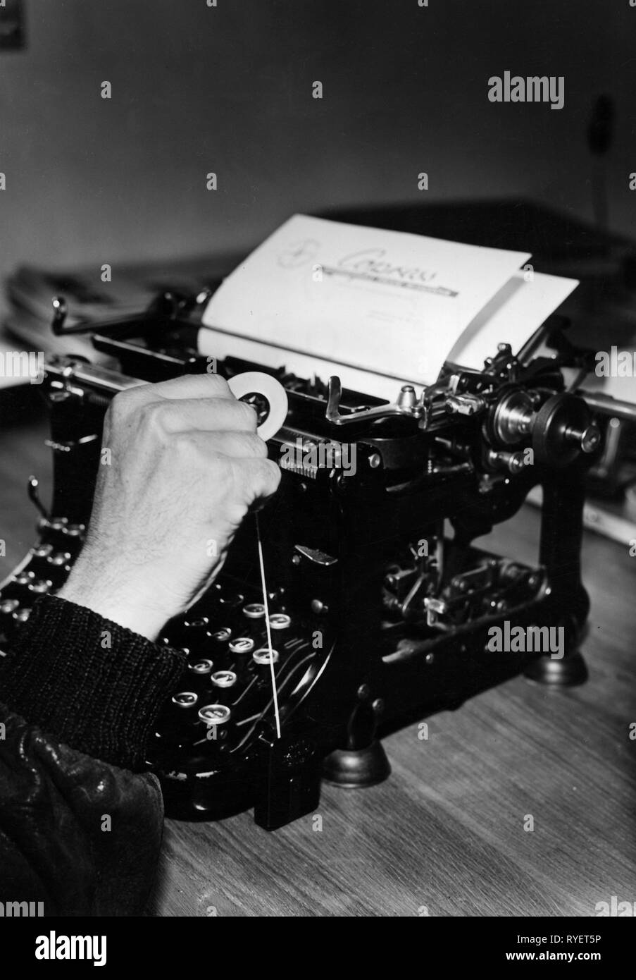 Bureau, machine à écrire, avec la gomme, vers 1950, Additional-Rights Clearance-Info-Not-Available- Banque D'Images