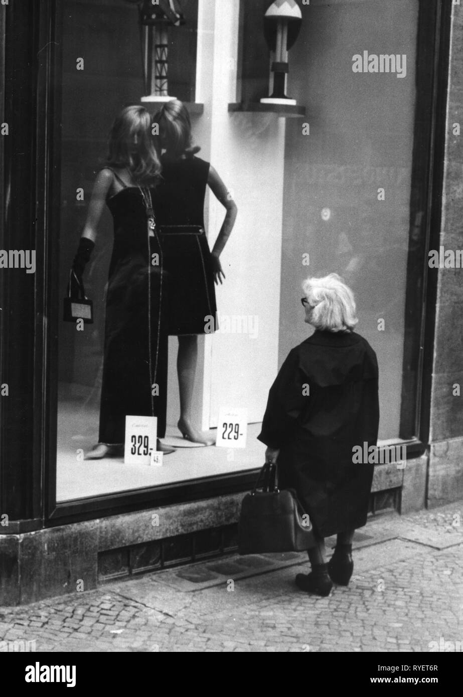 Le commerce, shopping, lèche-vitrines, femme, Berlin, Kurfürstendamm, 1960 Additional-Rights Clearance-Info-Not-Available- Banque D'Images