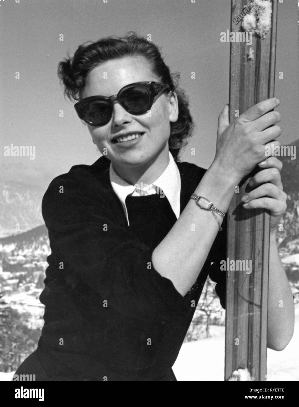 Les gens, les femmes, jeune femme avec des lunettes de soleil et de ski,  l'Allemagne, 1950 Additional-Rights Clearance-Info-Not-Available Photo  Stock - Alamy