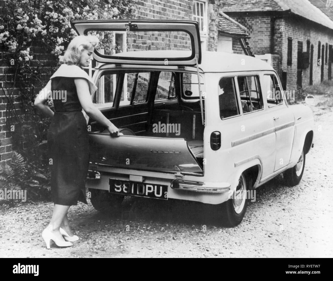 Transport / Transports, location de véhicules, véhicules, Ford Squire, jeune femme déboulonnage de l'initialisation, Dagenham, Essex, Angleterre, 12.10.1955, Additional-Rights Clearance-Info-Not-Available- Banque D'Images