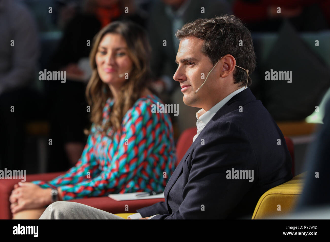 Sara Jimenez (L) et Albert Rivera (R) sont vus assister à ce débat sur la discrimination qui existe en Espagne. Banque D'Images