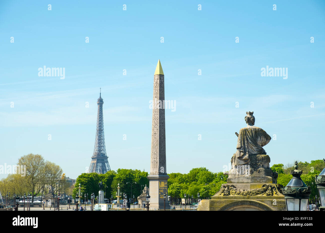 La queue de la statue de Strasbourg, obélisque égyptien, de la Tour Eiffel et à la place de la Concorde à Paris, France Banque D'Images