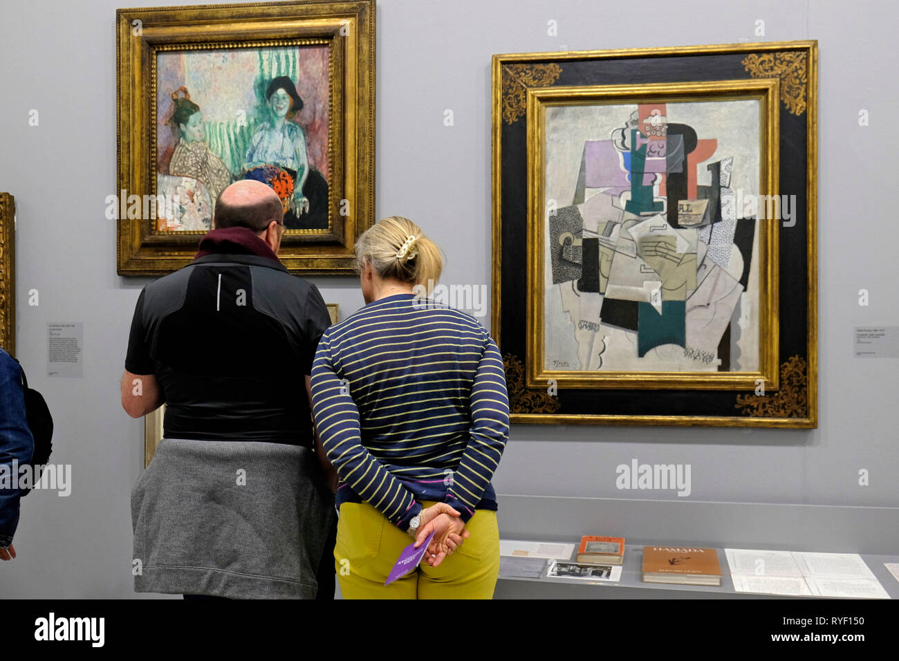 Les visiteurs de la Tate St Ives, Cornwall, UK, tableaux dont "Compotier, violon, Boutelle" de Picasso (cadre noir). Banque D'Images