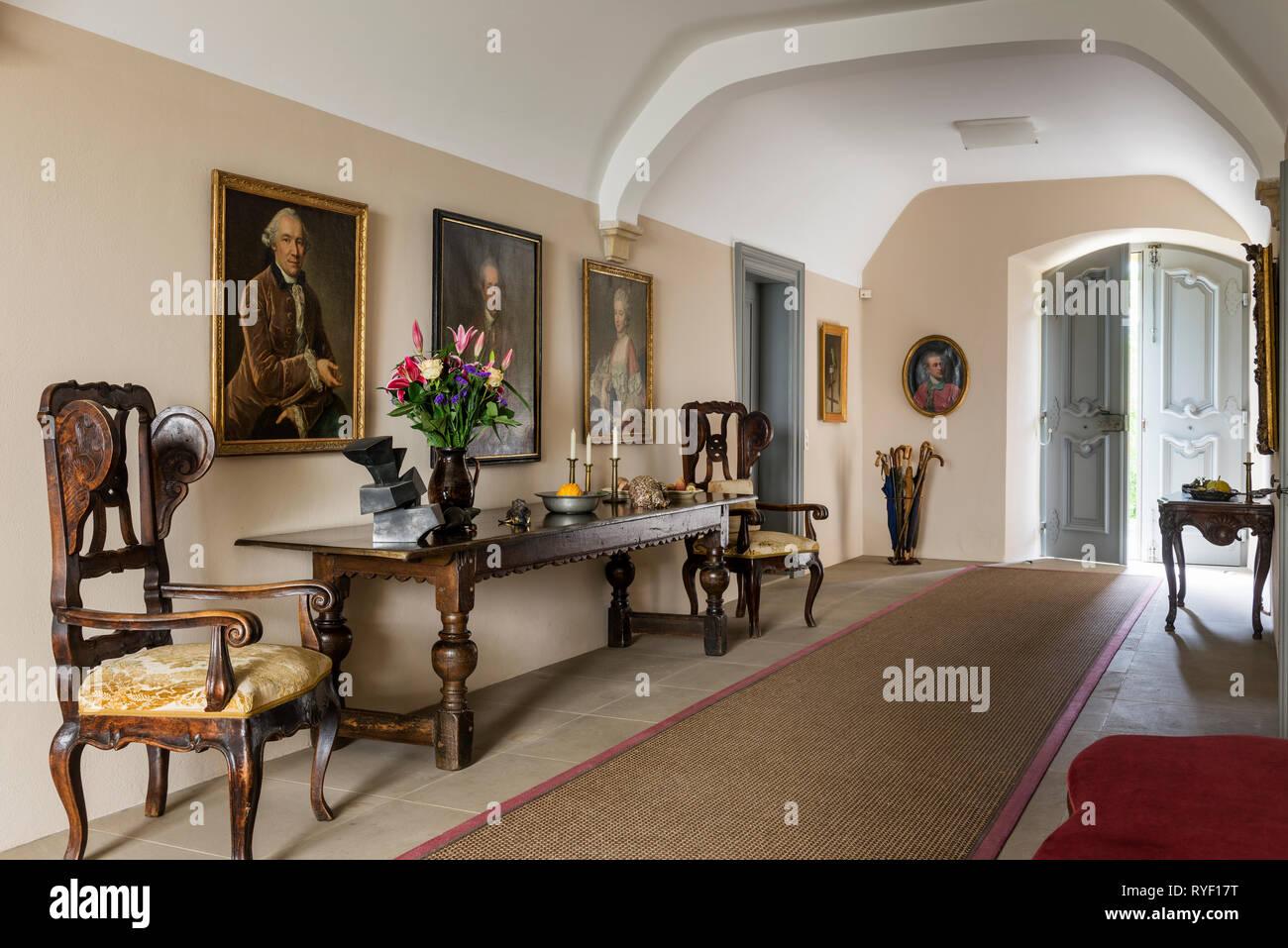 'Old fashioned entrée dans Schloss Unterleinleiter en Bavière, Allemagne. Banque D'Images