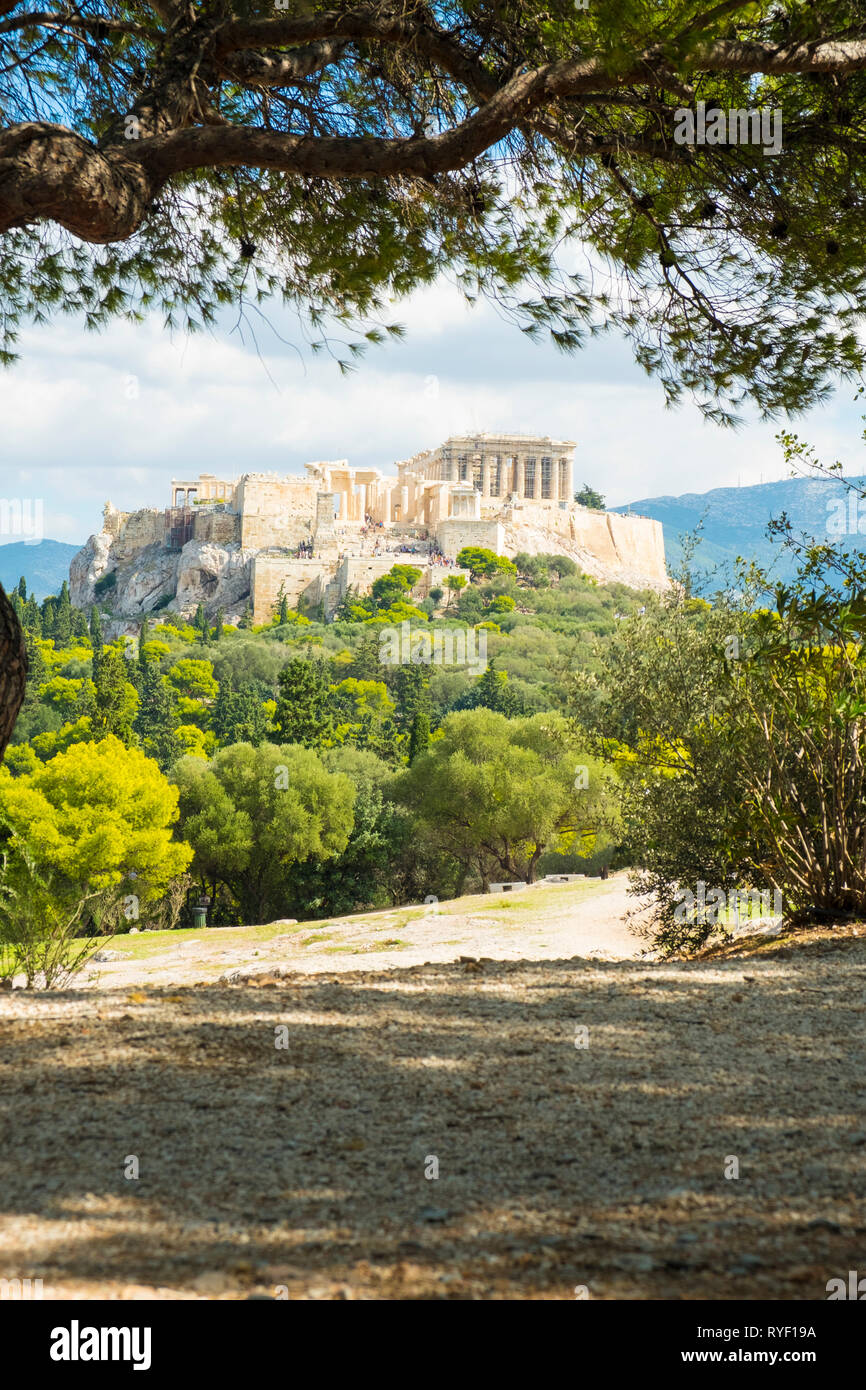 Voir l'encadré sur le Parthénon à l'Acropolis, vu de la colline Filopappou à Athènes, Grèce. La verticale Banque D'Images