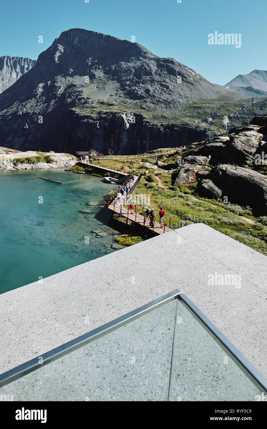 La vue sur les chemins et Trollstigen le Geiranger-Trollstigen Scenic Route Nationale en Norvège - Architecte : Reiulf Ramstad Arkitekter comme Banque D'Images