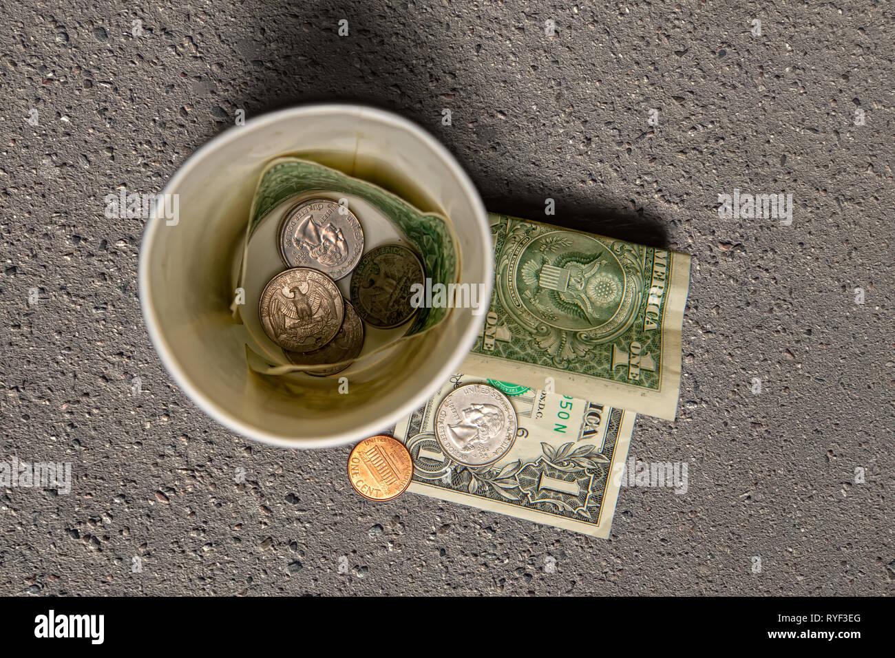 Verre pour mendier l'Aumône Banque D'Images