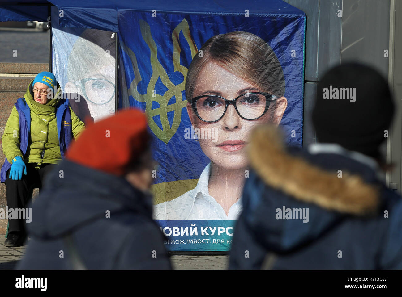 Les Ukrainiens sont vus en passant devant une tente de campagne de candidat à la présidence ukrainienne Ioulia Timochenko au centre-ville de Kiev, Ukraine. Les prochaines élections présidentielles en Ukraine aura lieu le 31 mars 2019. Banque D'Images