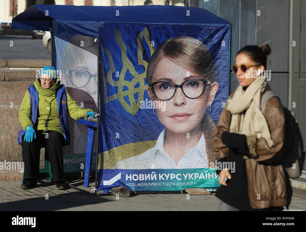 Les Ukrainiens sont vus en passant devant une tente de campagne de candidat à la présidence ukrainienne Ioulia Timochenko, au centre-ville de Kiev, Ukraine. Les prochaines élections présidentielles en Ukraine aura lieu le 31 mars 2019. Banque D'Images