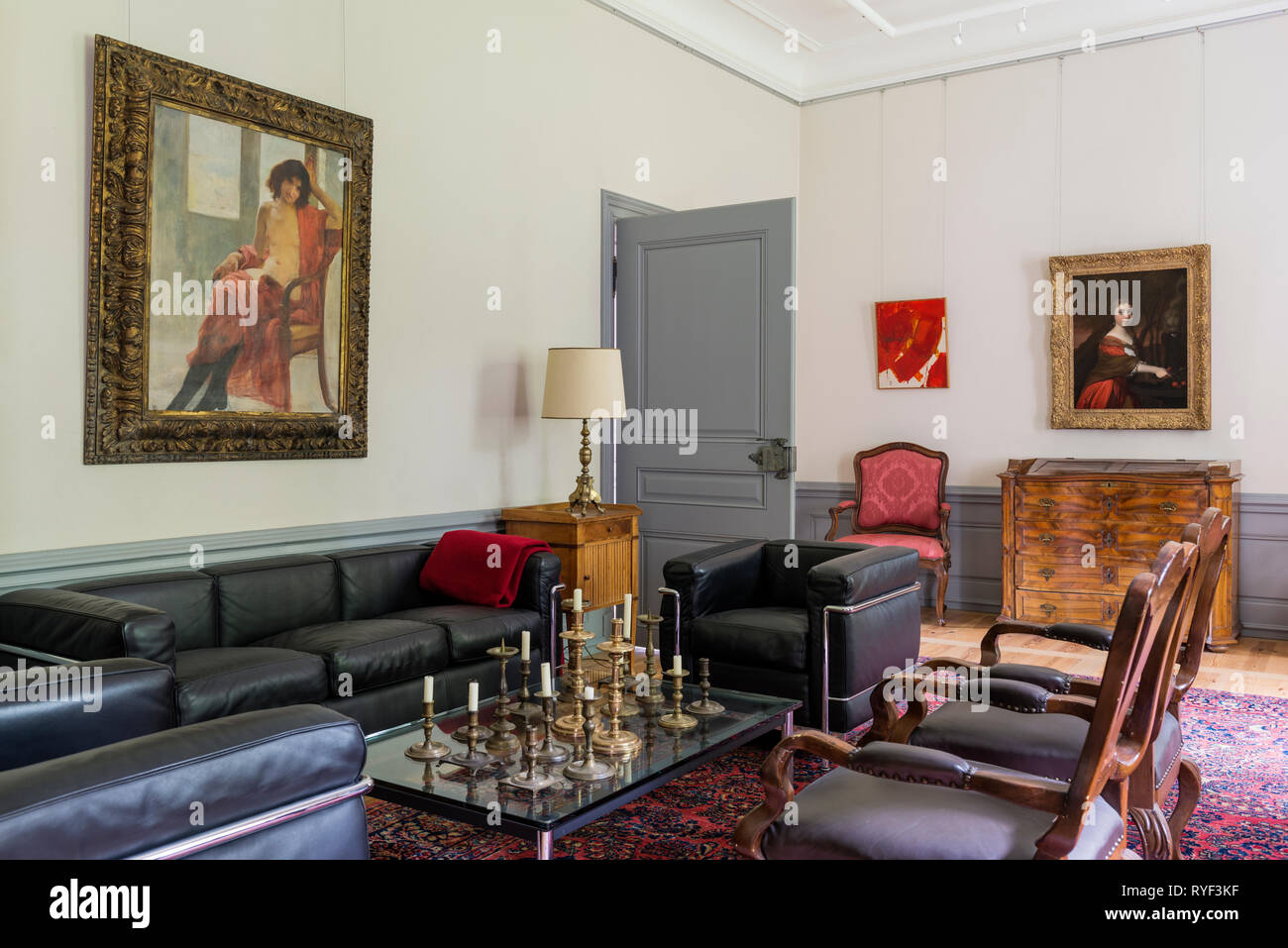 'Les sièges en cuir dans la salle de séjour au Château Unterleinleiter en Bavière, Allemagne. Banque D'Images