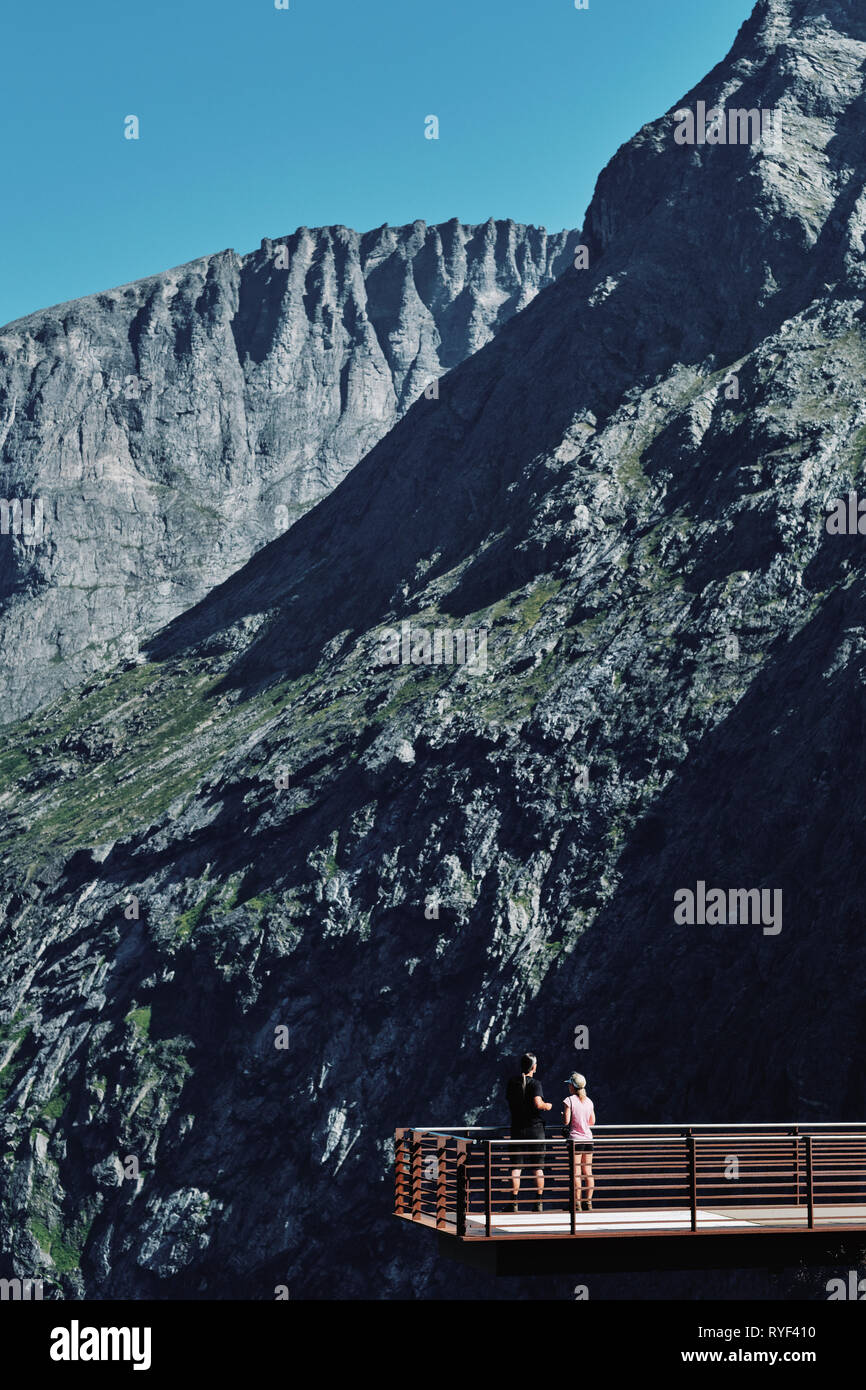 Les touristes appréciant les Trollstigen / Trollvegen vue montagne sur le Geiranger-Trollstigen Scenic Route Nationale en Norvège Banque D'Images