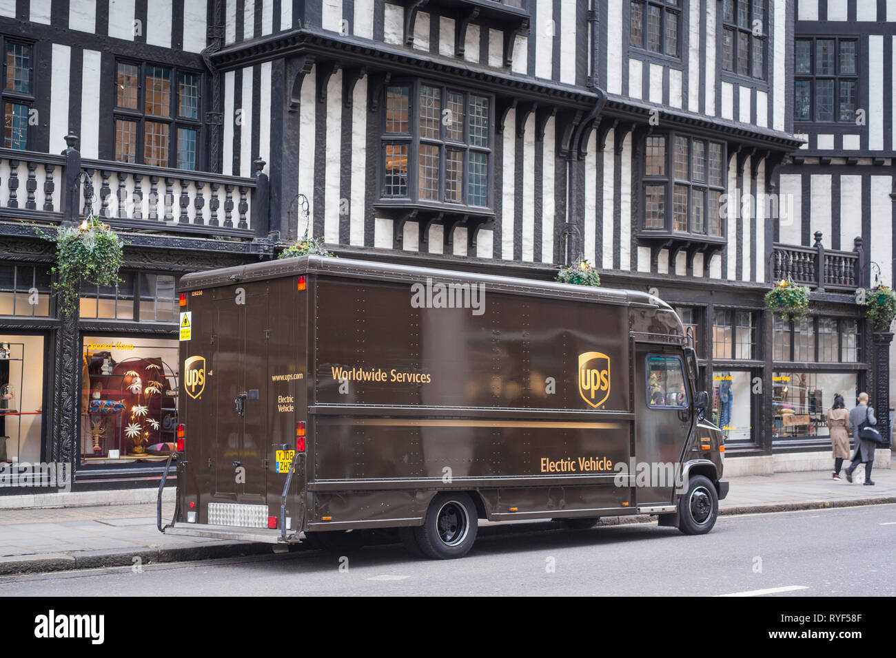 Un camion de livraison UPS électrique ou marqués à l'extérieur du véhicule électrique Liberty's department store à Londres. Banque D'Images