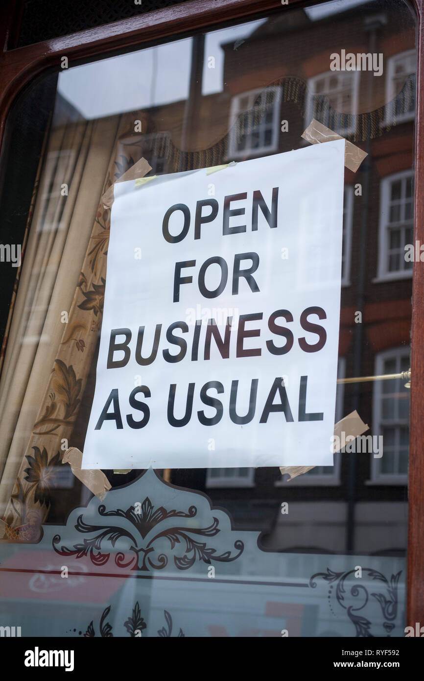 "Ouvert aux affaires comme d'habitude' affiche dans une fenêtre. Banque D'Images