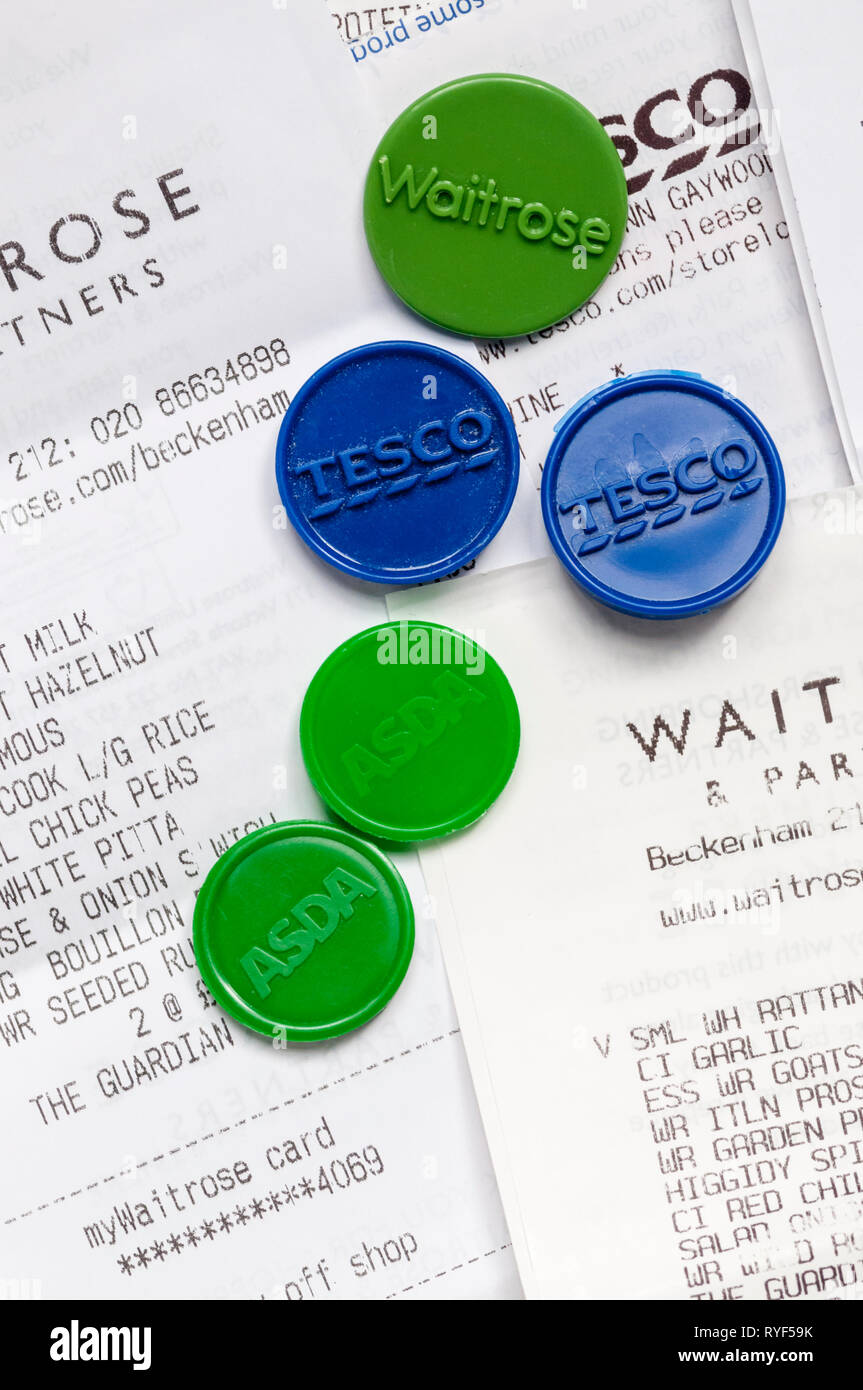 Les jetons de bienfaisance de Waitrose, Tesco et Asda supermarchés permettent aux clients de choisir de recevoir des dons de bienfaisance. Banque D'Images