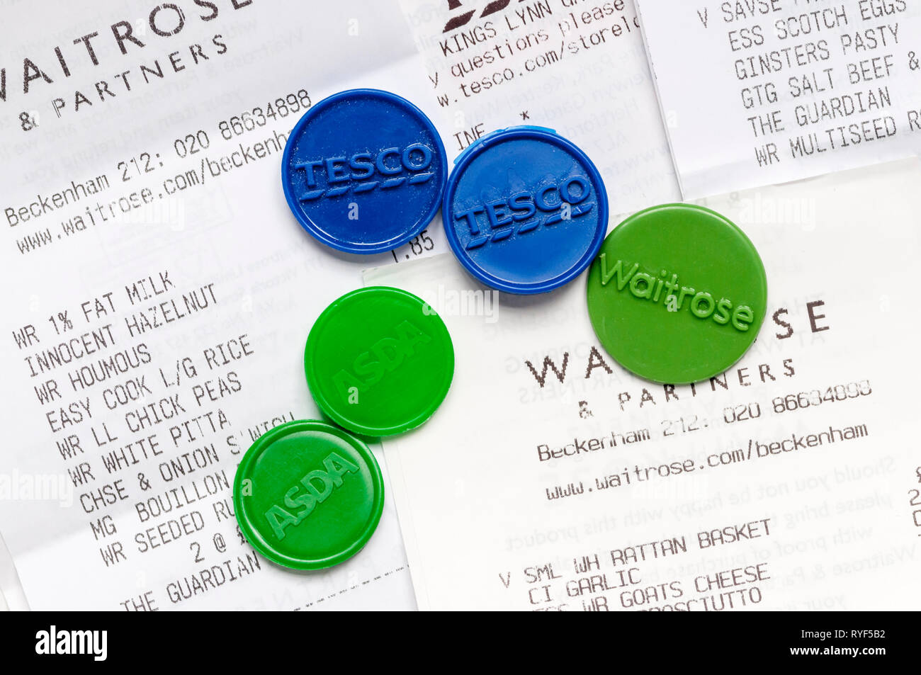 Les jetons de bienfaisance de Waitrose, Tesco et Asda supermarchés permettent aux clients de choisir de recevoir des dons de bienfaisance. Banque D'Images