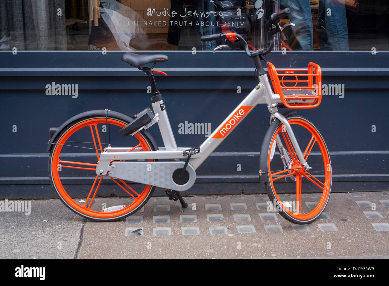 Un Mobike ou v lo lectrique e bike Soho Londres Photo Stock