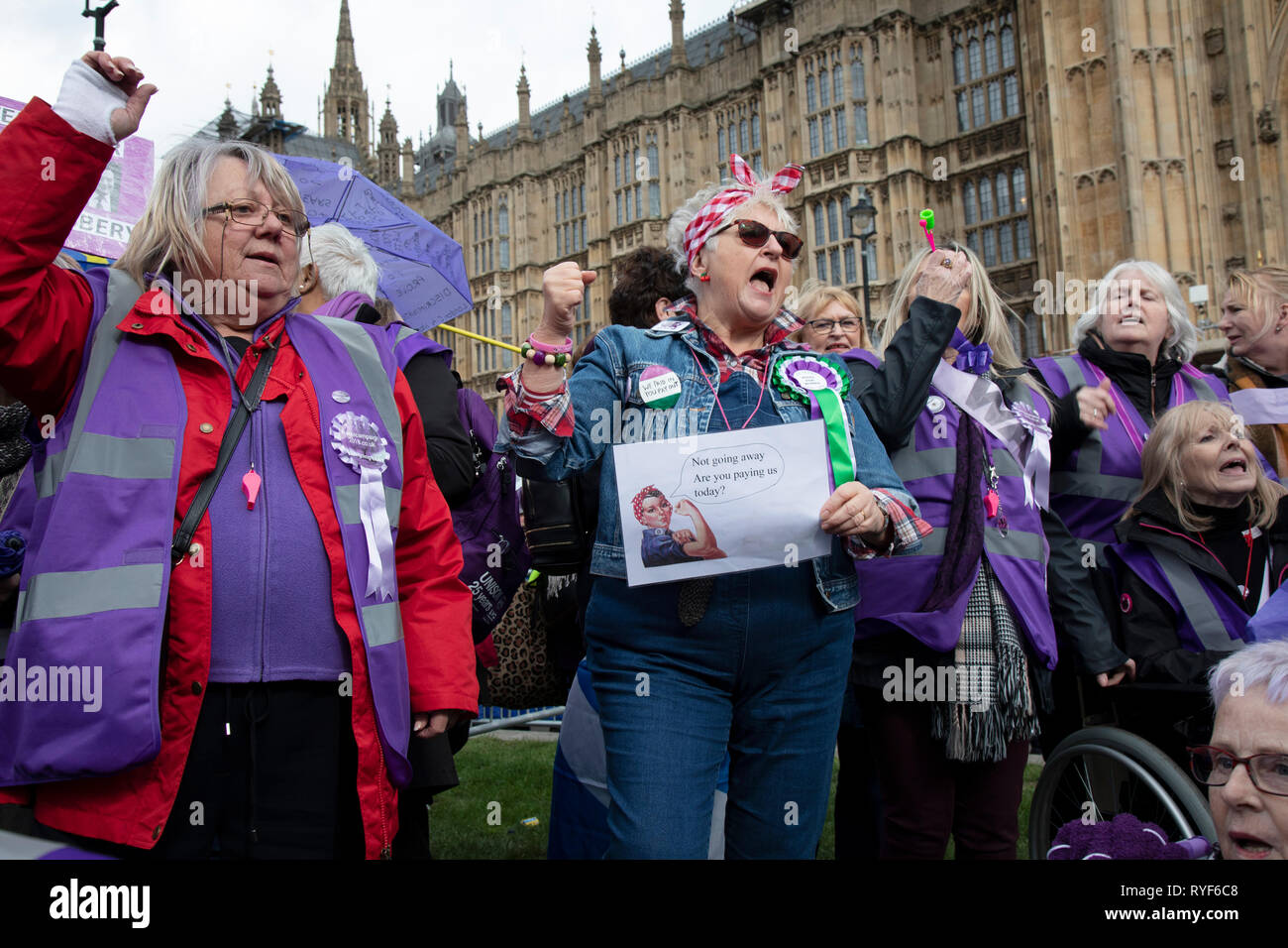 WASPI protester contre les femmes s'associe à la manifestation anti Brexit après brisant les barrières sur College Green à Westminster le jour après le vote "signifiante" lorsque les députés battus à nouveau le premier ministre Brexit accord de retrait et avant un vote sur la suppression de la possibilité d'un Brexit pas d'accord le 13 mars 2019 à Londres, Angleterre, Royaume-Uni. Les femmes contre les inégalités de pensions de l'Etat est une organisation basée au Royaume-Uni volontaire fondée en 2015 que des campagnes contre la façon dont l'âge de la retraite pour les hommes et les femmes a été égalisée. Ils demandent que les millions de femmes touchées par le Banque D'Images