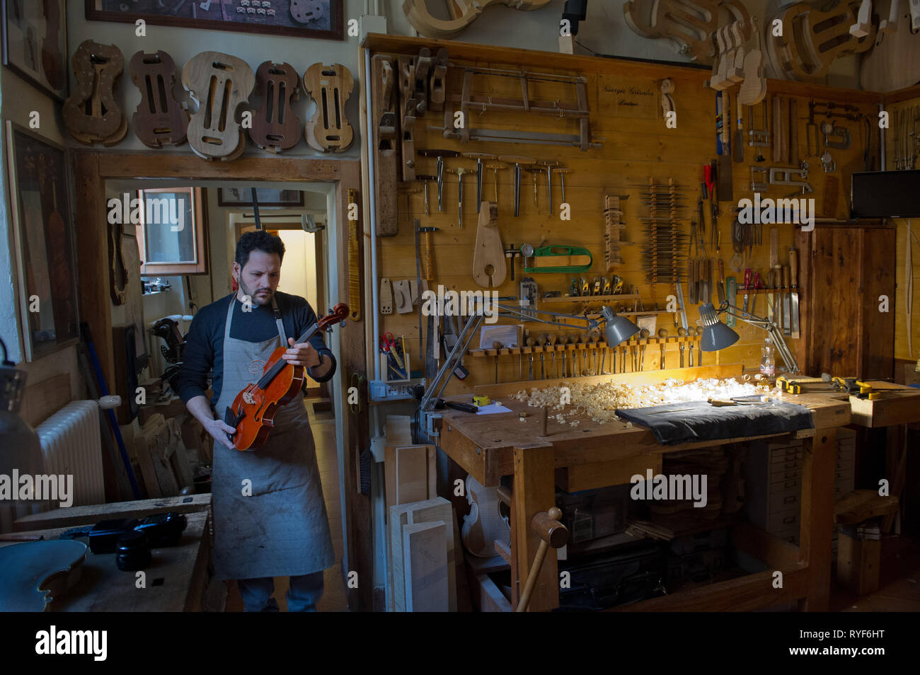 L'Europe, Italie, Lombardie, Cremona, atelier d'artisan luthier. Maître, Ricardo Grisales, Petar Andreev Banque D'Images