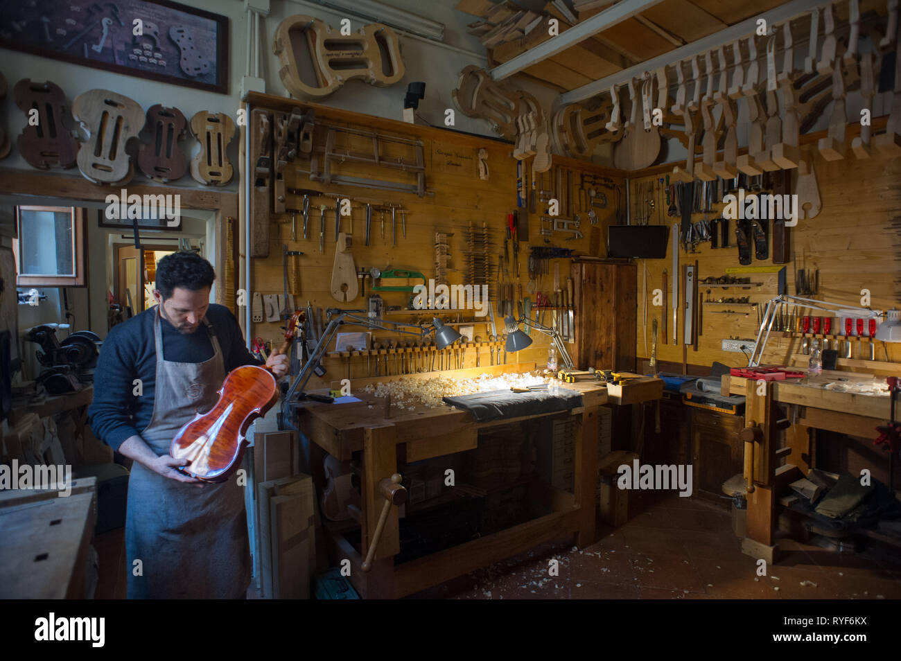 L'Europe, Italie, Lombardie, Cremona, atelier d'artisan luthier. Maître