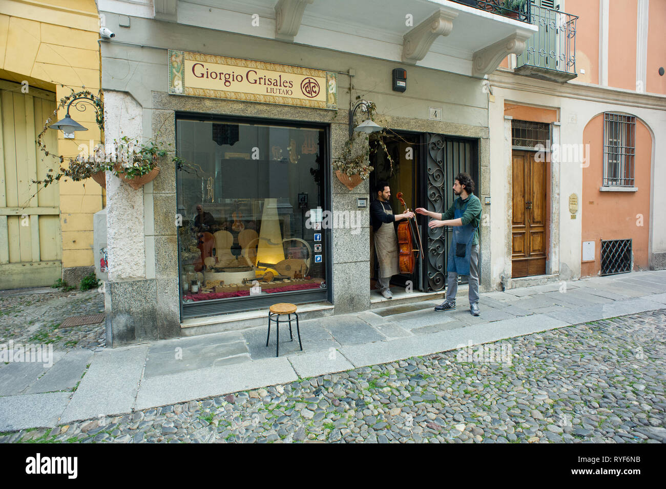 L'Europe, Italie, Lombardie, Cremona, atelier d'artisan luthier. Maître, Ricardo Grisales, Petar Andreev Banque D'Images