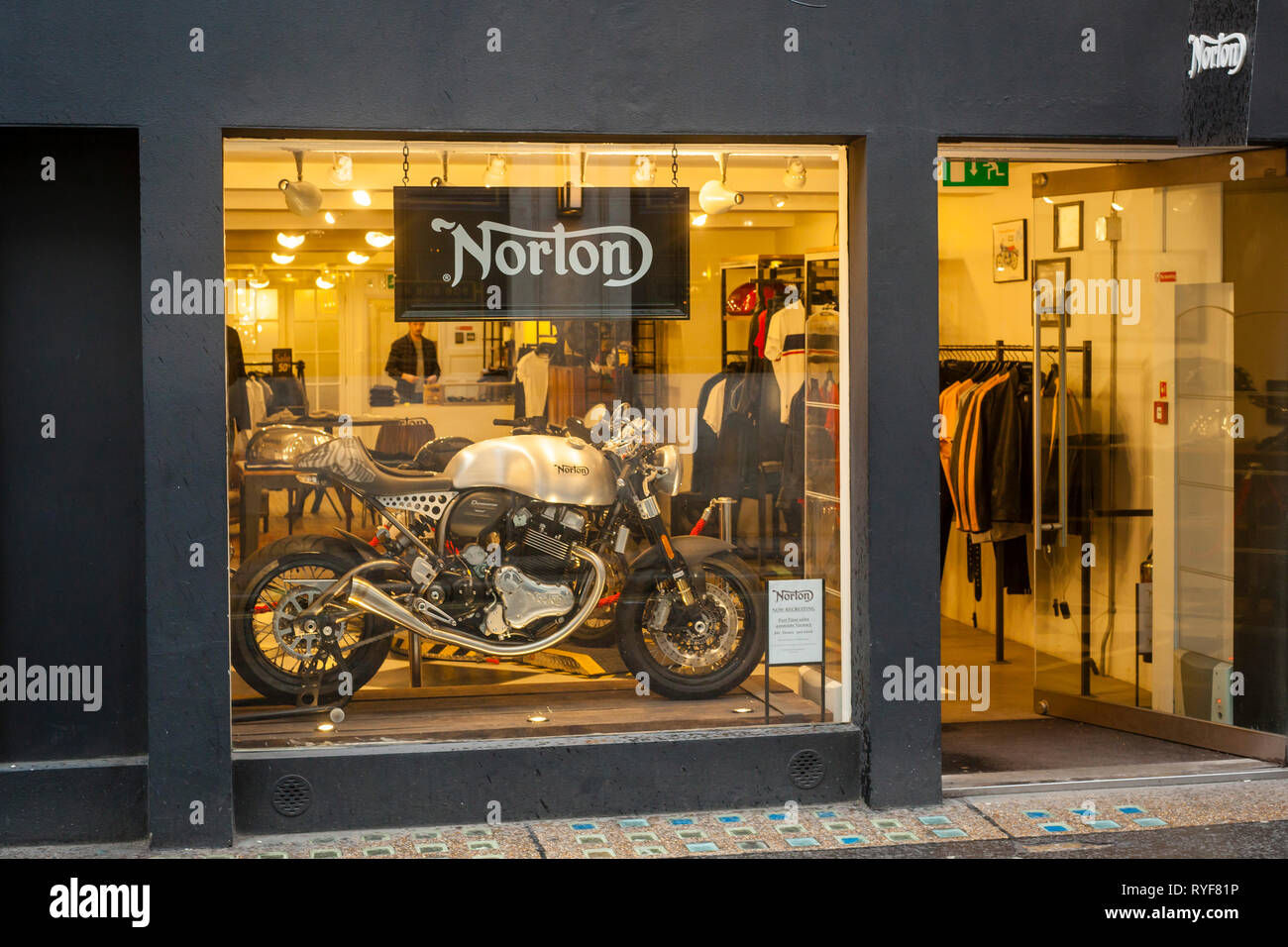 Le magasin de motos Norton à Soho, Londres Photo Stock - Alamy