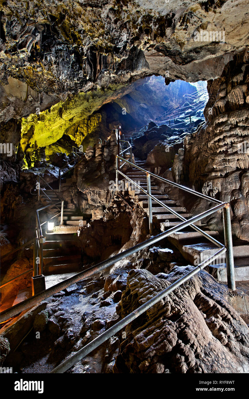 L'escalier menant à l'Diktaio «iktaen (Andro' ou 'grotte Grotte de Psychro'), le "lieu de naissance de Zeus, Psychro village, plateau Lassithi, Crète, Grèce. Banque D'Images