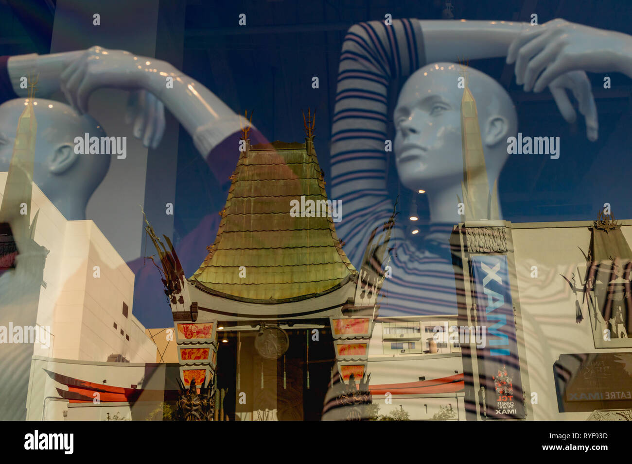 Théâtre Chinois, les devantures de réflexion, Hollywood Boulevard, Los Angeles, Octobre 14, 2016 Banque D'Images