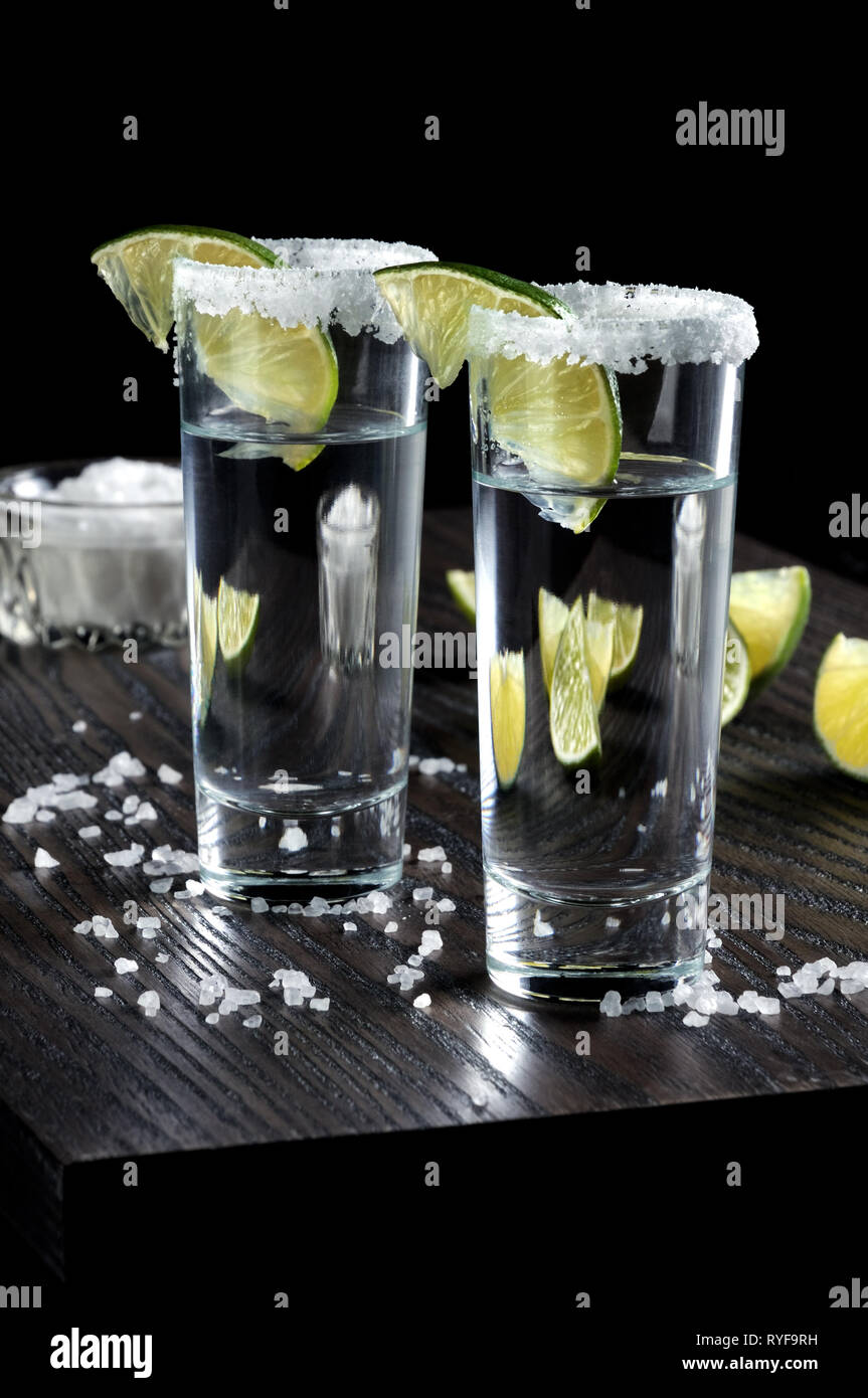 Partie de tequila, encadrée avec une pointe de sel avec lime slice dans de grands verres Banque D'Images