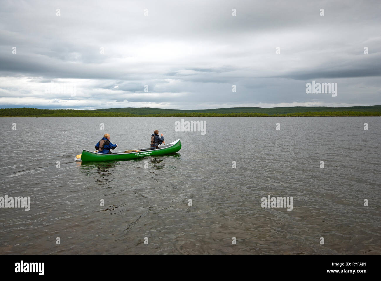Canoë dans Nattvann lake, Karasjok, comté de Finnmark, Norvège Banque D'Images