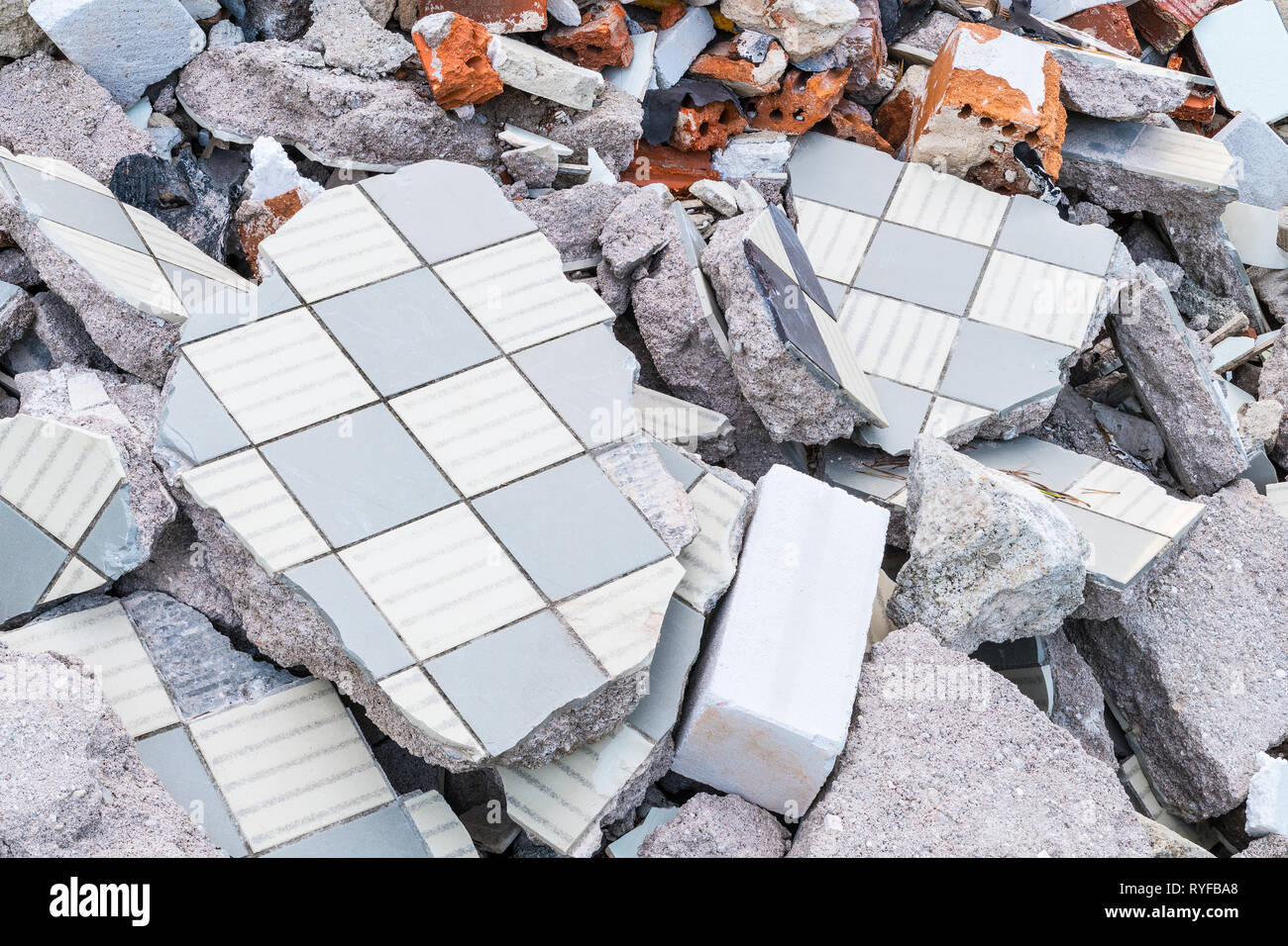 Le tas de débris de construction, de briques et de tuiles cassées en béton. Les déchets de construction pièces close-up. Vieux plancher endommagé et la maçonnerie. Démolition, séisme. Banque D'Images