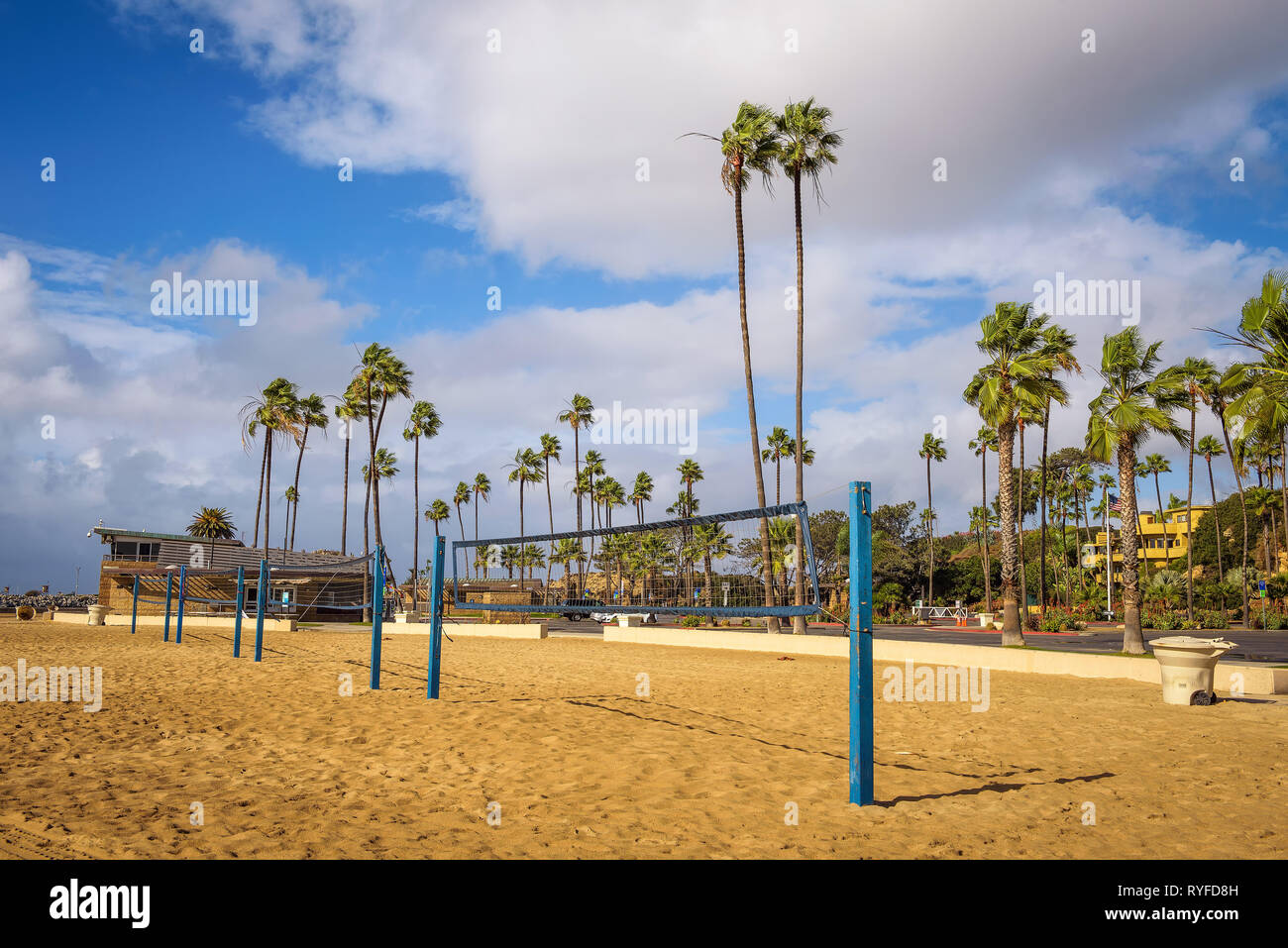 Filets de beach-volley sur la plage d'État Corona del Mar, près de Los Angeles Banque D'Images