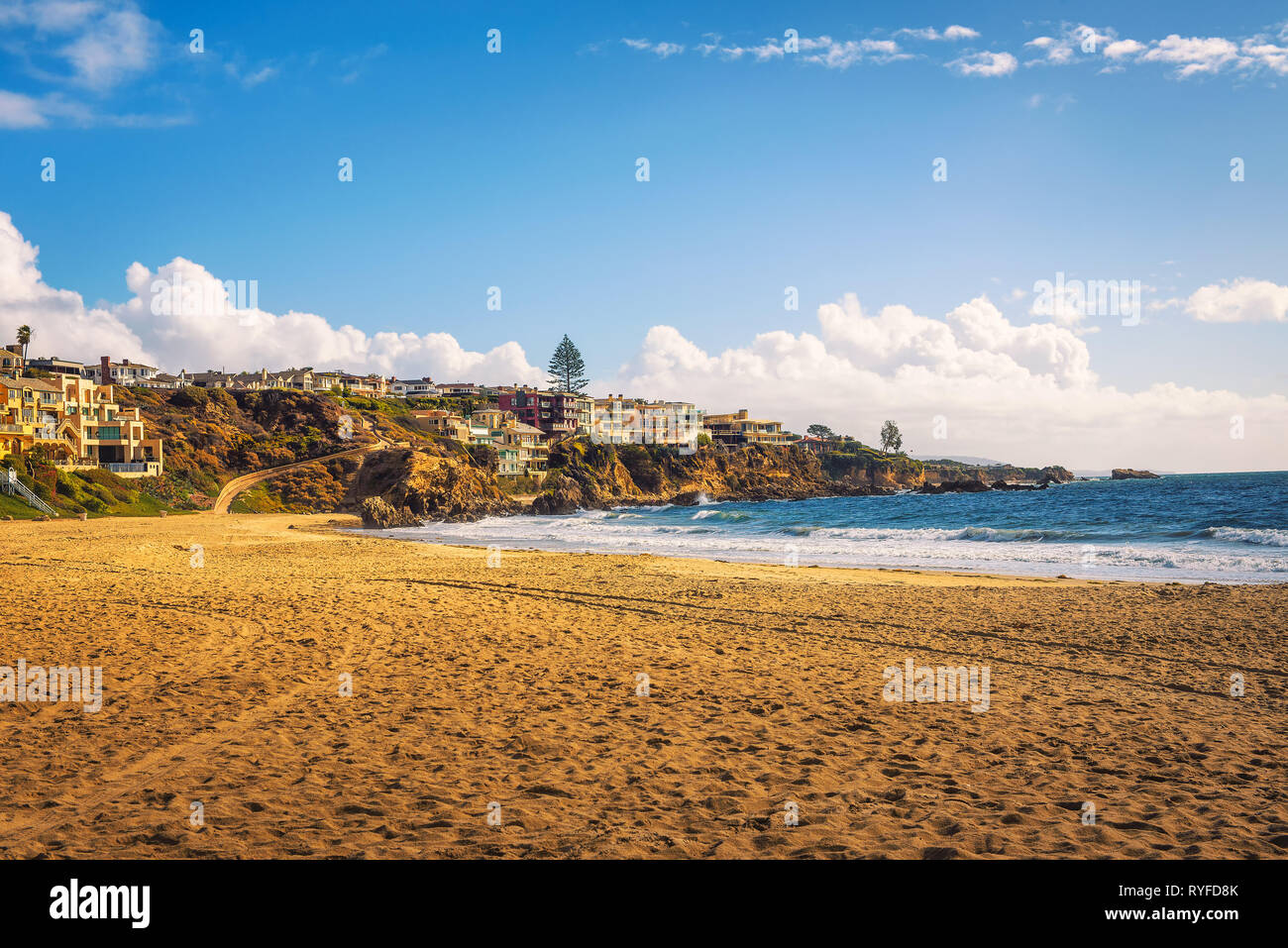Maisons de luxe au-dessus de la plage d'État Corona Del Mar n Californie Banque D'Images