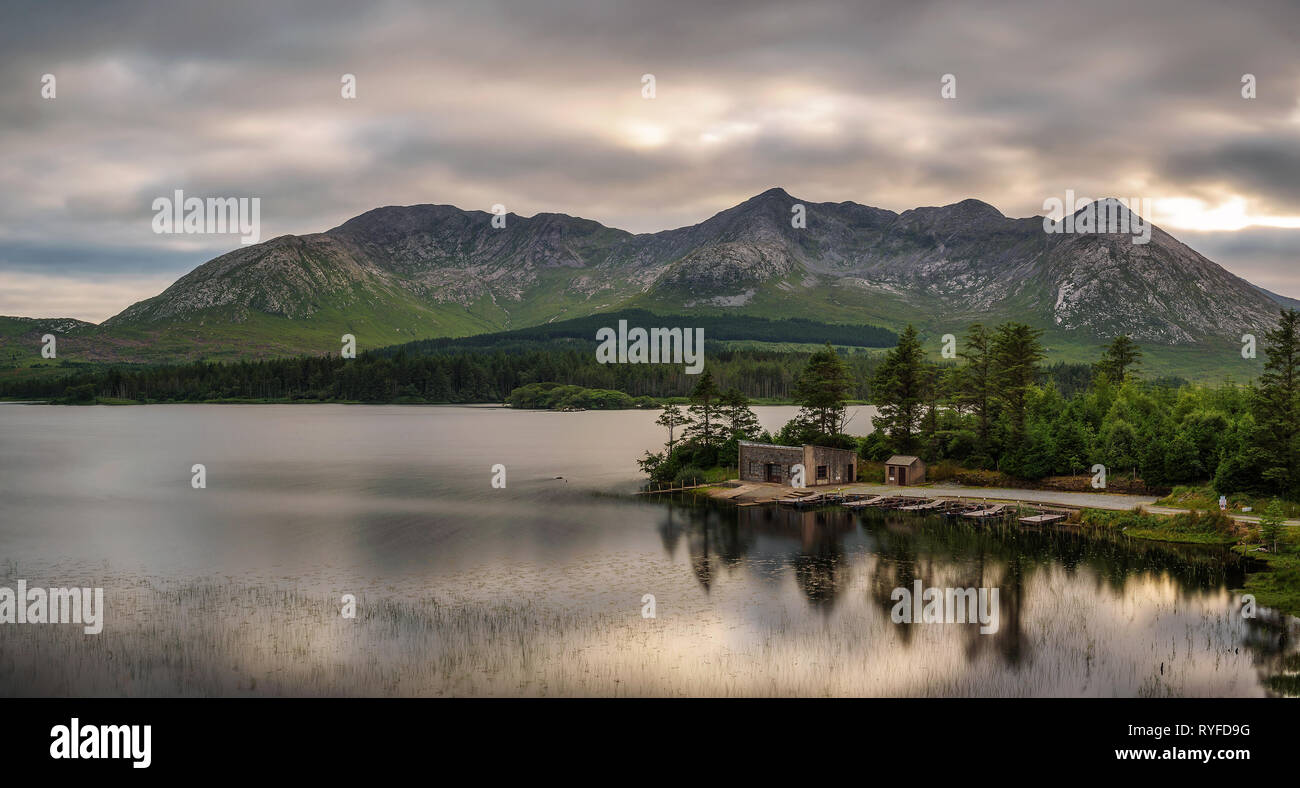 Lough Inagh en Irlande avec une cabine et bateaux à la rive du lac Banque D'Images