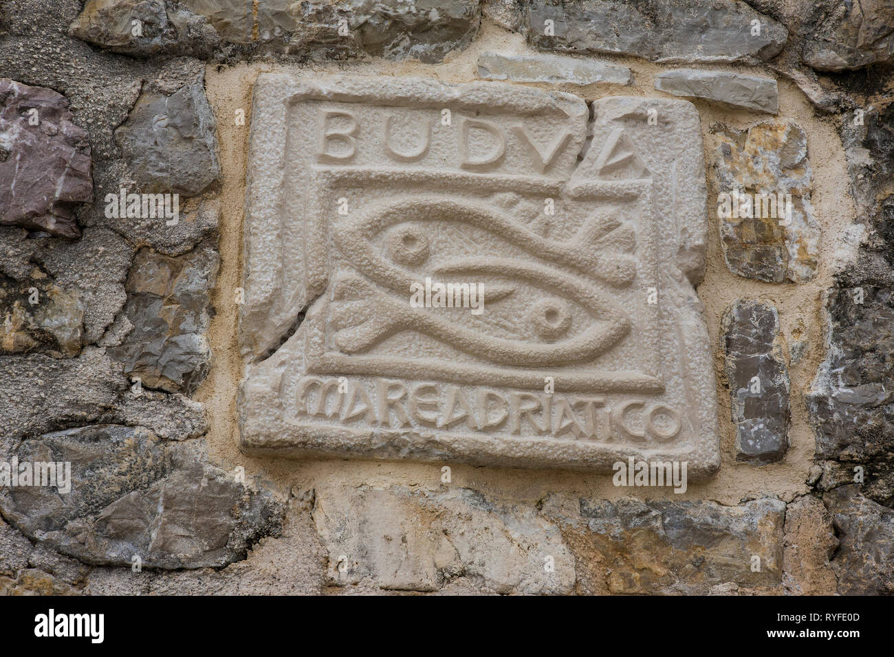 Copie moderne d'un vieux signe avec deux poissons, Citadela, Stari Grad, Budva, Monténégro Banque D'Images