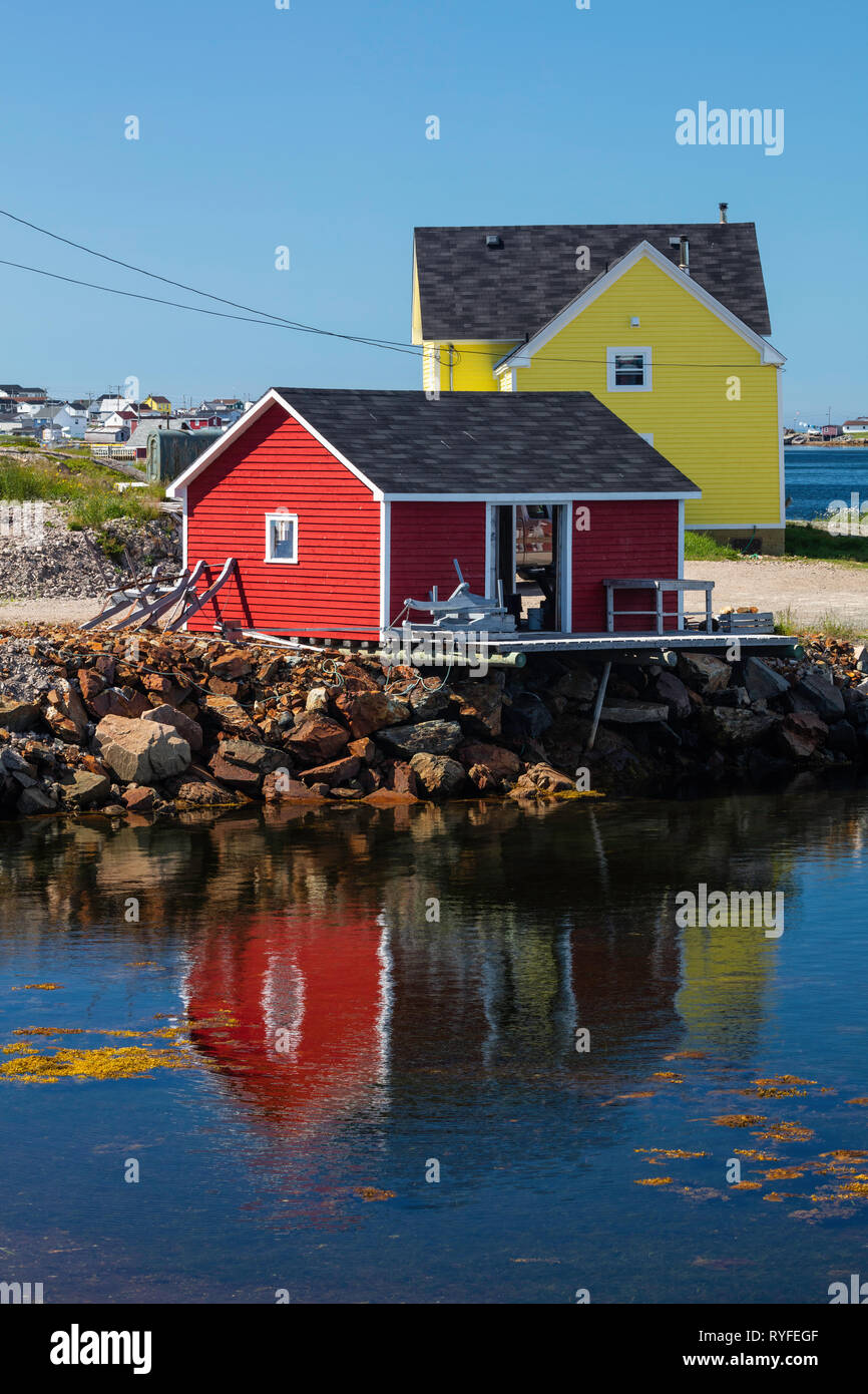 Stade de pêche rouge et jaune, de la chambre de Joe Batt's Arm, l'île Fogo, à Terre-Neuve et Labrador, Canada Banque D'Images