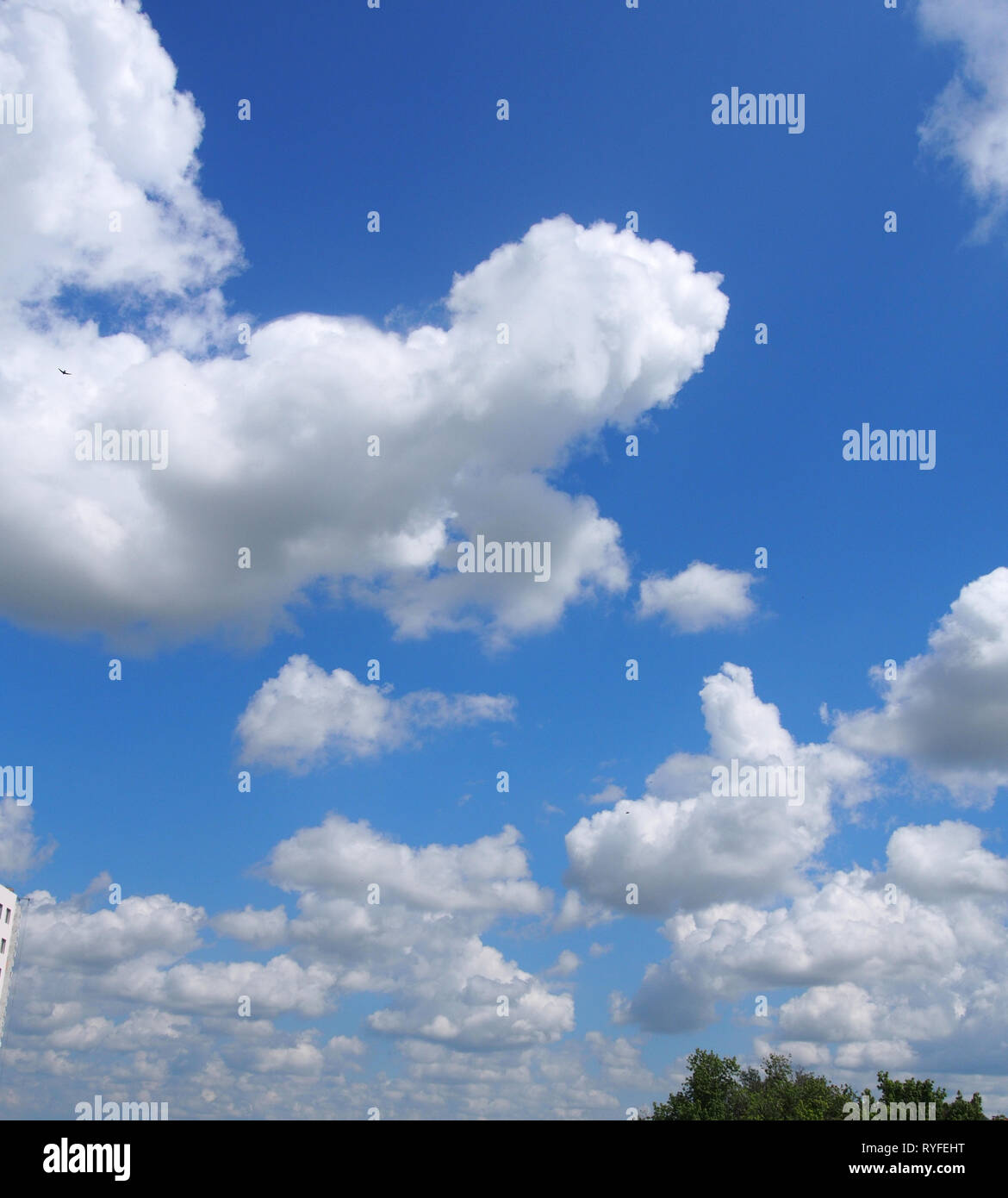 Les phénomènes naturels. Les nuages de pluie et tonnerre. L'Ukraine. Banque D'Images