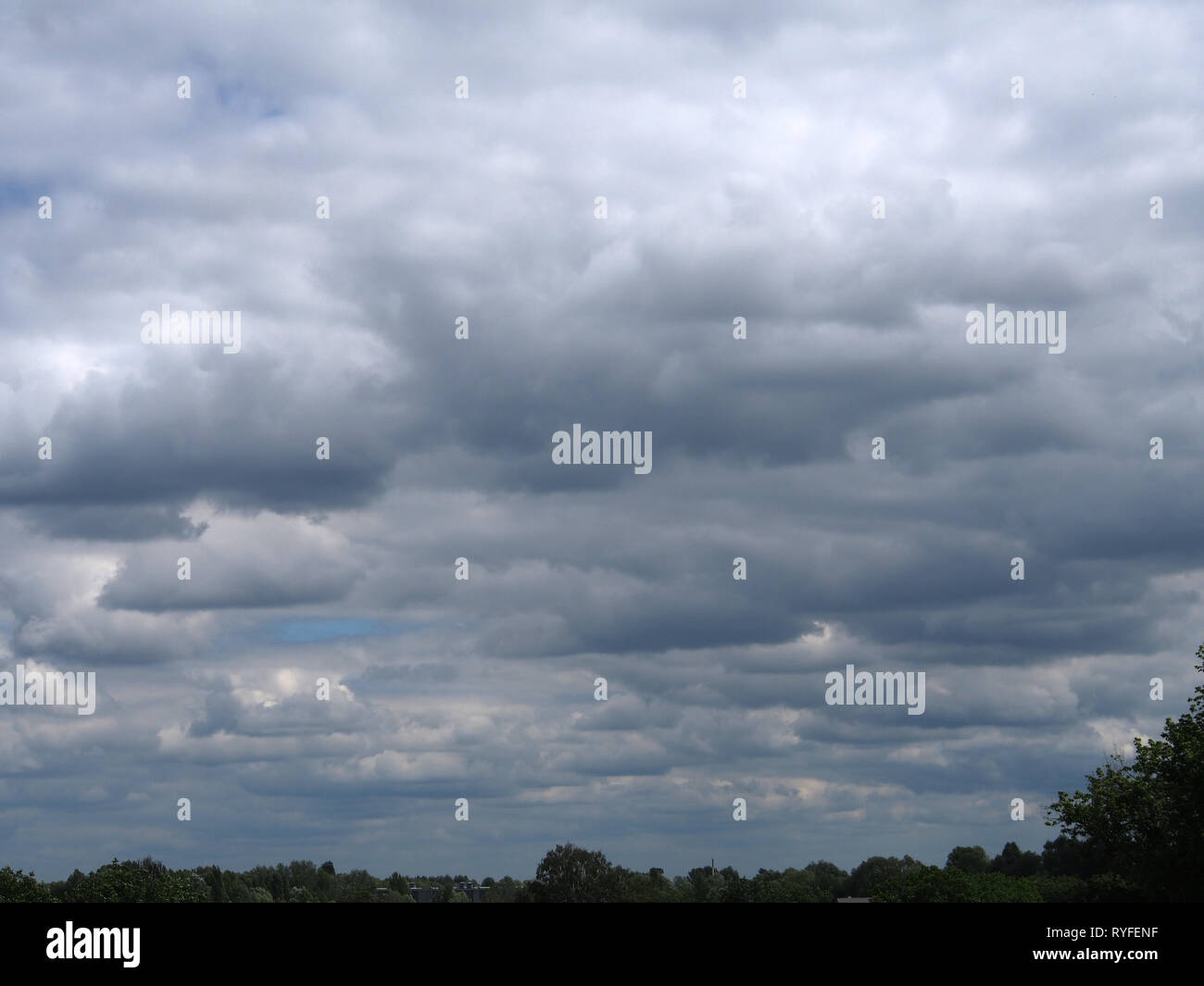Les phénomènes naturels. La pluie et des nuages orageux. L'Ukraine. Banque D'Images
